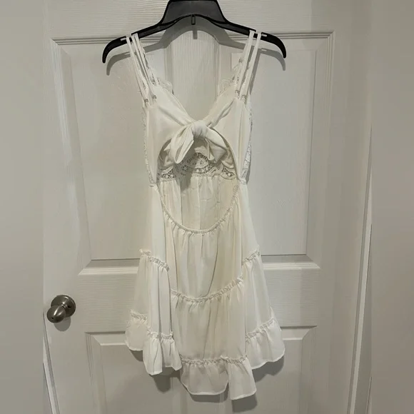 Lime Lush women’s white lace mini dress size small, worn twice - Picture 3 of 4